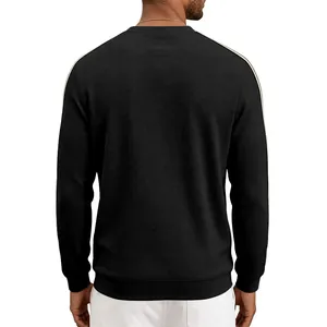 Vue arrière détaillée d'un sweat-shirt noir pour homme en maille gaufrée à fines rayures