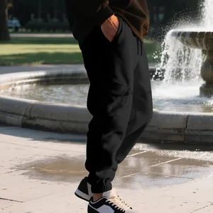 Detailweergave van zwarte fleece cargo joggers met trekkoord en zijzak