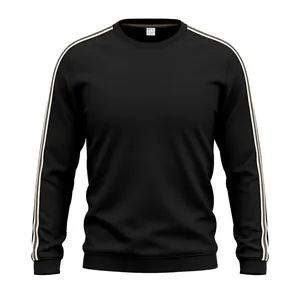 Détail d'un sweat-shirt noir pour homme en maille gaufrée avec manches rayées.