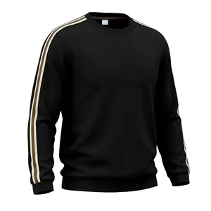 Détail d'un sweat-shirt noir pour homme avec texture gaufrée et rayures sur les manches