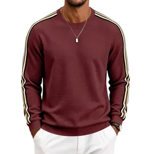 Vue détaillée du sweat-shirt bordeaux en maille gaufrée pour hommes avec rayures