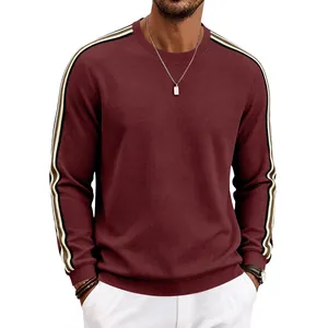 Détail du sweat-shirt bordeaux pour homme en maille gaufrée avec des manches rayées