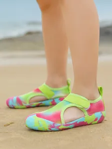 Breathable mesh kids water shoes with colorful splatter pattern for beach summer activities