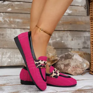 Mocasines magenta con detalle de leopardo y suela plana suave.