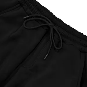 Detailopname van zwarte heren joggingbroek met elastische tailleband en trekkoord