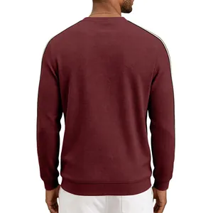 Vue arrière d'un sweat-shirt bordeaux pour homme en maille gaufrée avec des rayures