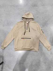 Detailansicht eines khakifarbenen Fleece-Hoodies für Herren mit Reißverschluss