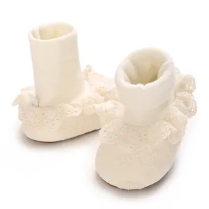 Primer plano detallado del suave algodón crema y el borde de encaje floral en los calcetines de bebé