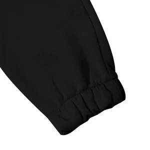 Gedetailleerde macro-opname van de elastische enkelmanchet van deze zwarte cargo-joggingbroek