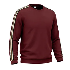 Vue détaillée du sweat-shirt bordeaux en maille gaufrée avec des rayures sur les manches