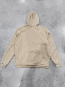 Rückansicht eines schweren khakifarbenen Fleece-Kapuzenpullovers für Herren im Alltag.