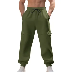 Detailoverzicht heren fleece cargo broek olijfgroen met verstelbaar trekkoord en zakken.