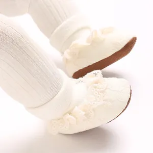 Primer plano de zapatos para bebé niña con encaje y suelas suaves antideslizantes