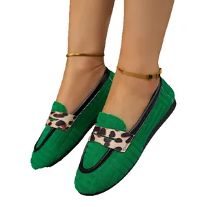 Mocasines planos verdes para mujer con detalle de leopardo y cómodo diseño de calce fácil