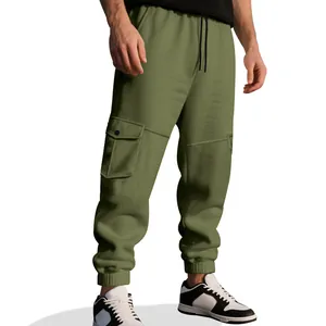 Gedetailleerd beeld van olijfgroene heren cargo-joggingbroek met een trekkoord.