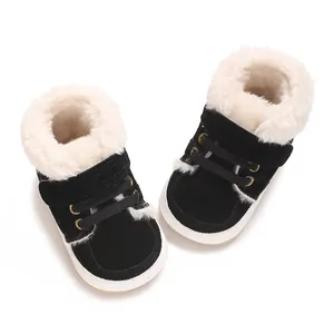 Detailansicht der schwarzen Baby-Winterstiefel mit warmem weißem Kunstfellfutter