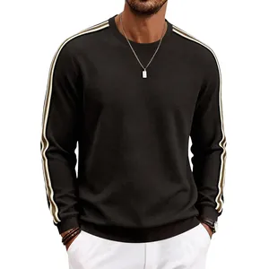 Vue détaillée d'un sweat-shirt pour hommes en maille gaufrée avec bandes latérales