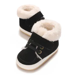 Detailansicht der schwarzen Baby-Winterstiefel mit dickem weißem Plüschfutter und Sohle