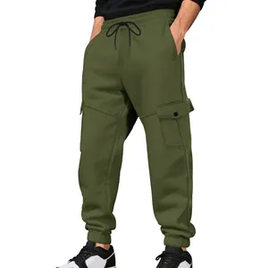 Detail van de olijfgroene cargo joggingbroek voor heren met trekkoord en zakken