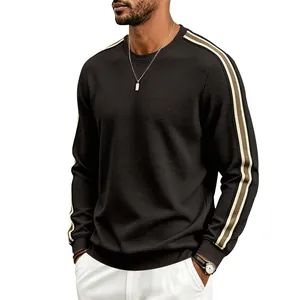 Détail du sweat-shirt pour hommes en maille gaufrée avec manches rayées et col rond