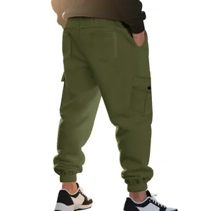 Gedetailleerde weergave van olijfgroene fleece cargo joggers met meerdere zakken