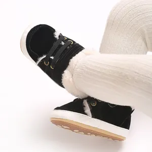 Weiche schwarze Baby-Winterstiefel mit warmem Plüschfutter und rutschfester Gummisohle