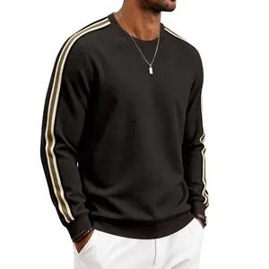 Gros plan détaillé du sweat-shirt noir en maille gaufrée pour homme avec rayures