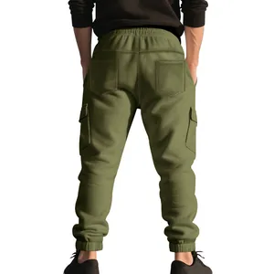 Achteraanzicht van olijfgroene fleece cargo-joggingbroek met meerdere zakken heren