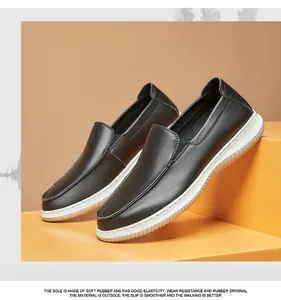 Detailansicht schwarzer Herren-Loafer aus Rindsleder mit einer weichen weißen Gummisohle.