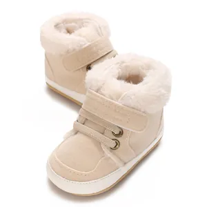Nahaufnahme warmer beige Baby-Winterstiefel mit Kunstfellfutter und Gummisohle