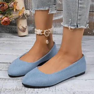 Primo piano di eleganti ballerine in camoscio azzurro con punta quadrata da donna