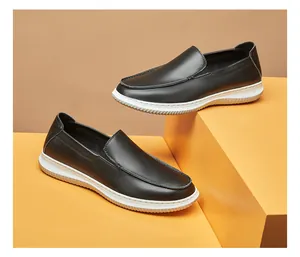 Seitenansicht der schwarzen Leder-Loafers für Herren mit weißer profilierter Sohle