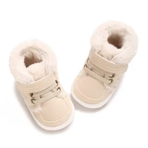 Draufsicht auf Baby-Winter-Plüschstiefel mit weichem Kunstpelzfutter und rutschfester Sohle