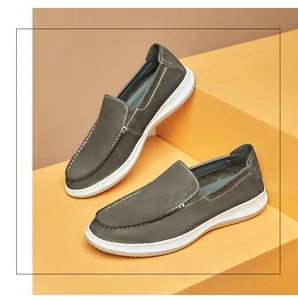 Leichte graue Herren-Loafer aus Wildleder mit Kontrastnähten und weicher weißer Sohle