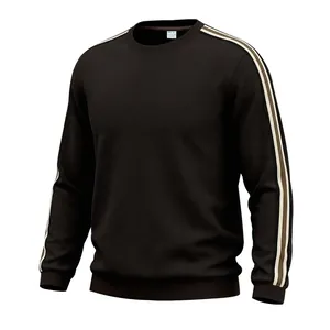 Détail d'un sweat-shirt marron pour hommes avec texture gaufrée et rayures sur les manches