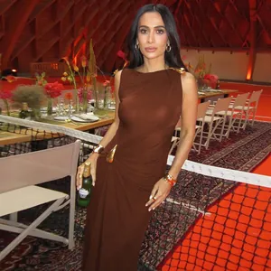 Elegante vestido midi sin mangas marrón chocolate con lujosos detalles en metal dorado