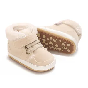 Detailansicht der beigen Baby-Winterstiefel mit Plüschfutter und rutschfester Gummisohle