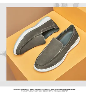 Graue Slipper für Herren aus Wildleder mit weißer Naht und Gummisohle
