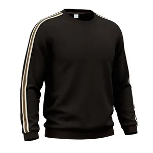 Détail du sweat-shirt en maille gaufrée pour hommes avec rayures sportives sur les manches