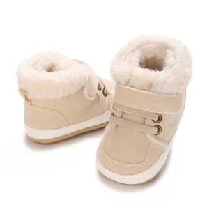 Detailansicht beige Baby-Winterstiefel mit warmem Kunstfellfutter und Klettverschluss.