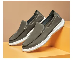 Detailansicht der Herren-Leder-Loafer mit weißen Sohlen und kontrastierenden Nähten