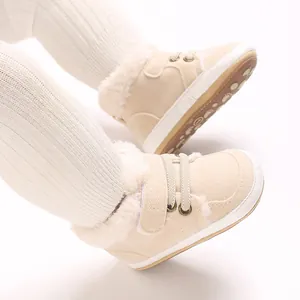 Detailansicht von beige Baby-Winterstiefeln mit Plüschfutter und Antirutschsohle.