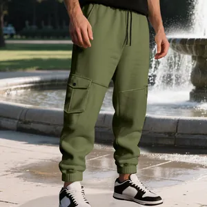 Detailweergave van de olijfgroene cargo joggers voor heren met zijvak en elastische manchetten