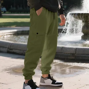 Zijaanzicht van de olijfgroene cargo-joggingbroek voor heren met functionele zakken