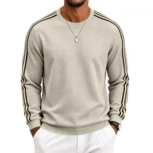 Vue détaillée du sweat-shirt beige pour homme en tricot gaufré avec rayures latérales