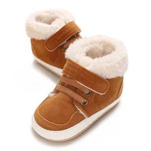 Detailansicht brauner Baby-Winterstiefel mit weißem Kunstpelzfutter und rutschfester Sohle.