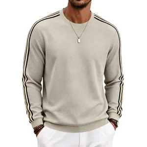 Détail d'un sweat-shirt gaufré pour homme avec manches rayées et col rond
