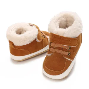 Nahaufnahme warmer brauner Babystiefel mit weißem Plüschfutter und rutschfester Gummisohle