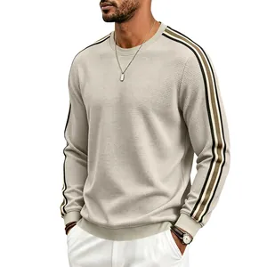 Vue détaillée d'un sweat-shirt beige en maille gaufrée pour homme avec rayures.