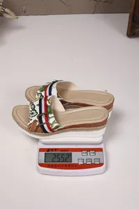 Detailed visual weight measurement of embroidered wedge heel sandals, weight is 255.2g.